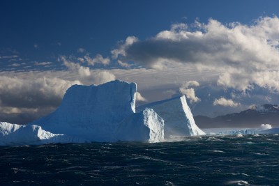 Eisberge im stürmischen Meer