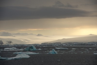 Herrlicher Sonnenaufgang auf der antarktischen Halbinsel 