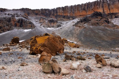 Interessante von Vulkanspuren durchsetzte Gesteinsschichtungen 