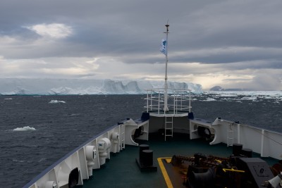 Die Plancius sucht ihren Weg durch die Eisberge.