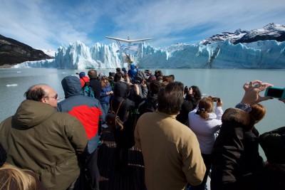 Auf einer rund einstündigen Bootsfahrt gelangen die BesucherInnen an die Gletscherfront.