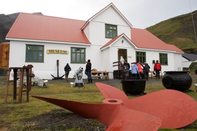 Grytviken gehört zu England und war früher Hauptort des britischen Überseegebiets Südgeorgien und Südliche Sandwichinseln.
