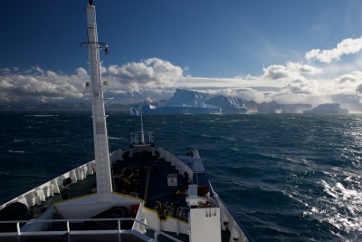 Spektakuläre Fahrt in Wind und Wellen vorbei an eindrücklichen Eisbergen 