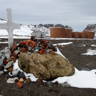 Südliche Shetlandinseln · Rostendes Eisen auf Deception Island