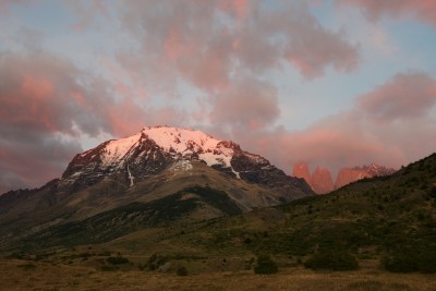 Sonnenaufgang mit den Torres (Hörnern) rechts