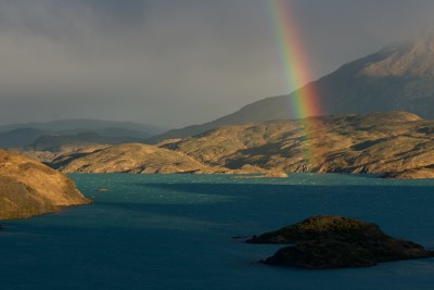 Sobald es beginnt zu regnen, ist bald ein Regenbogen zu sehen.