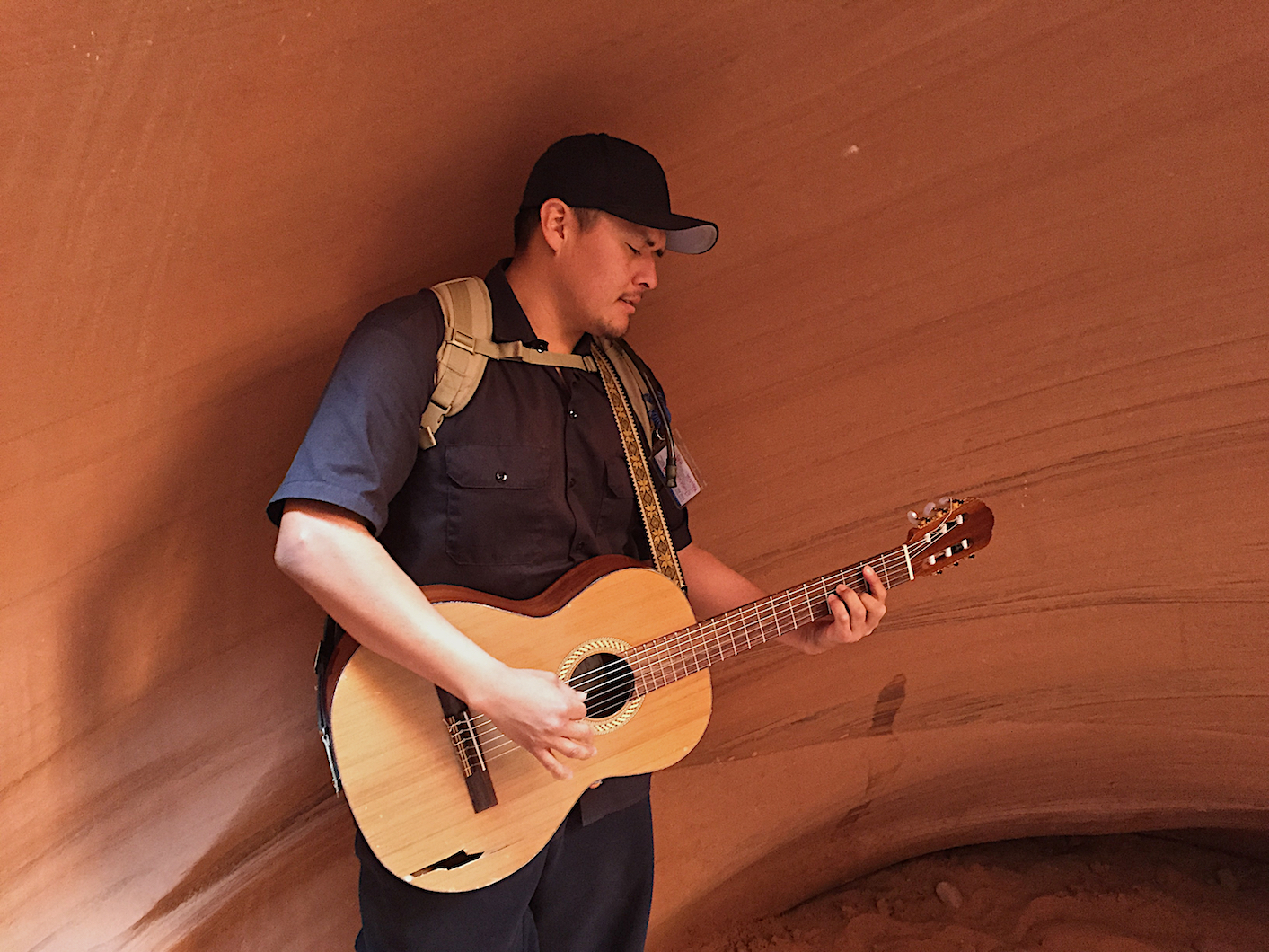 Guide spielt Gitarre