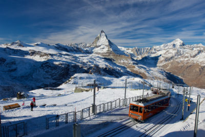 Die Gornergratbahn fährt in 34 Minuten von Zermatt auf den Gornergrat.