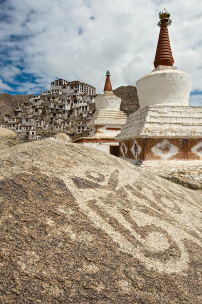 Stupas und eine typische Klostersiedlung