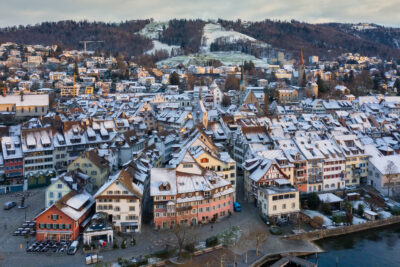 Zug_vom_See_Winter_aerial