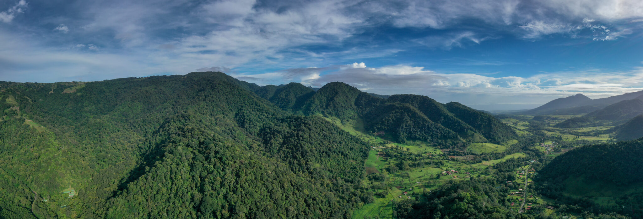 Bosque de Paz liegt mitten im Urwald (links unten)