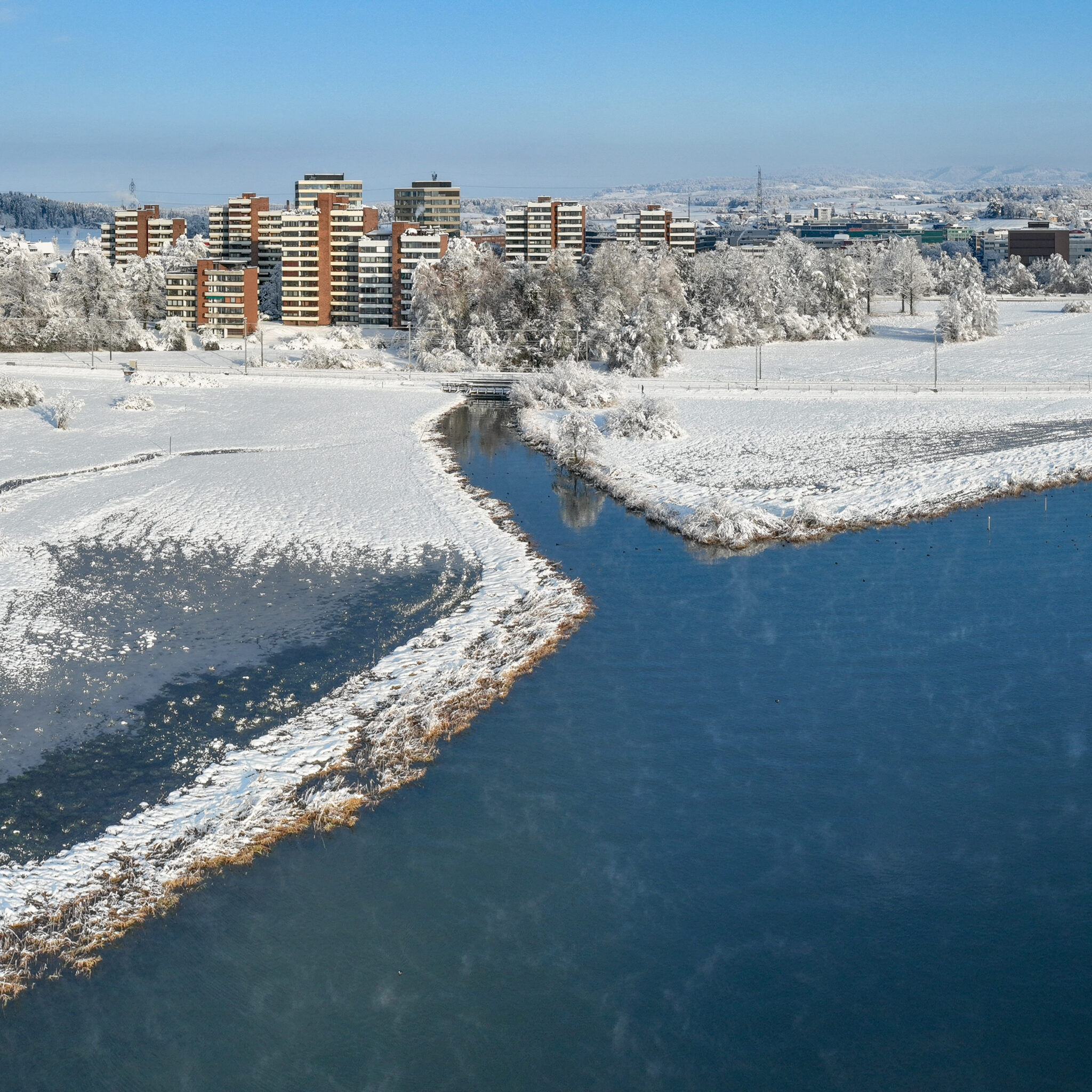 Cham Alpenblick mit Mündung Dorfbach in den Zugersee