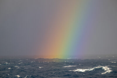 Regenbogen auf dem Arktischen Ozean